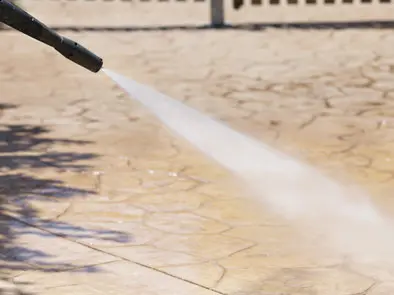 Lavando el cemento estampado con agua a alta presión en Zaragoza.